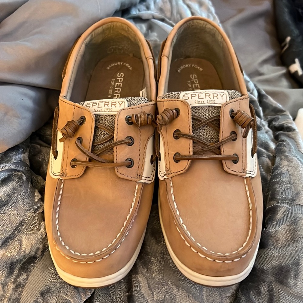 Sperry tan boat shows size 5.5 in kids